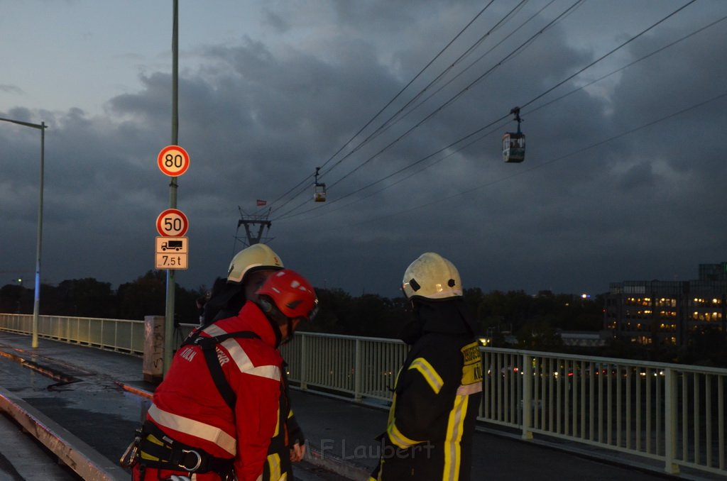 Einsatz BF Hoehenretter Koelner Seilbahn Hoehe Zoobruecke P2267.JPG